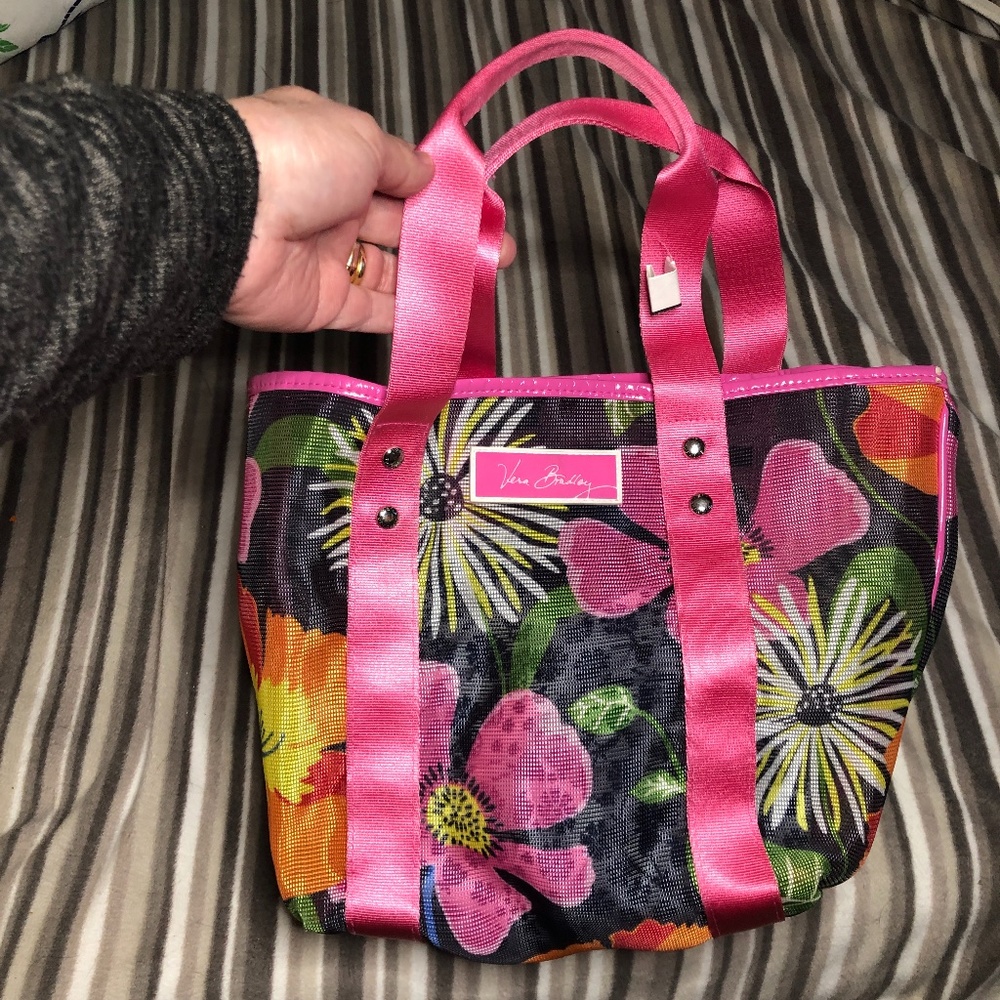VERABRADLEY (RET.) Jazzy blooms mesh tote GUC.